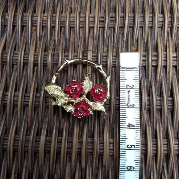3/$25 vintage 70s wreath of flowers brooch pin - Picture 2 of 2